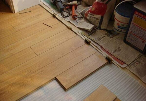 板材十大品牌富士龙板材教您铺木地板的步骤